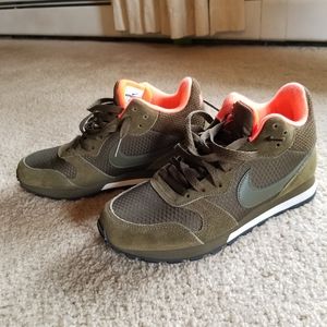 Nike Mid/High Top Sneaker Shoes : MD Runner, similar to Internationalist